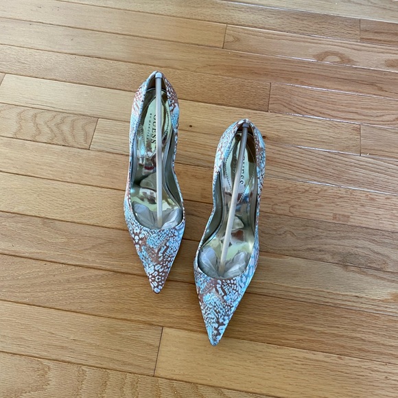 CLEARANCE! Guess blue/tan floral pumps - Picture 1 of 5